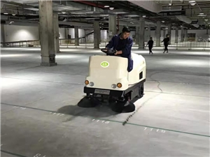 驾驶式扫地机DW-1460服务于车间 