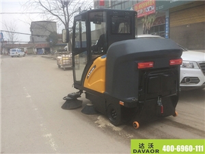 达沃C190驾驶式扫地机服务于马路 